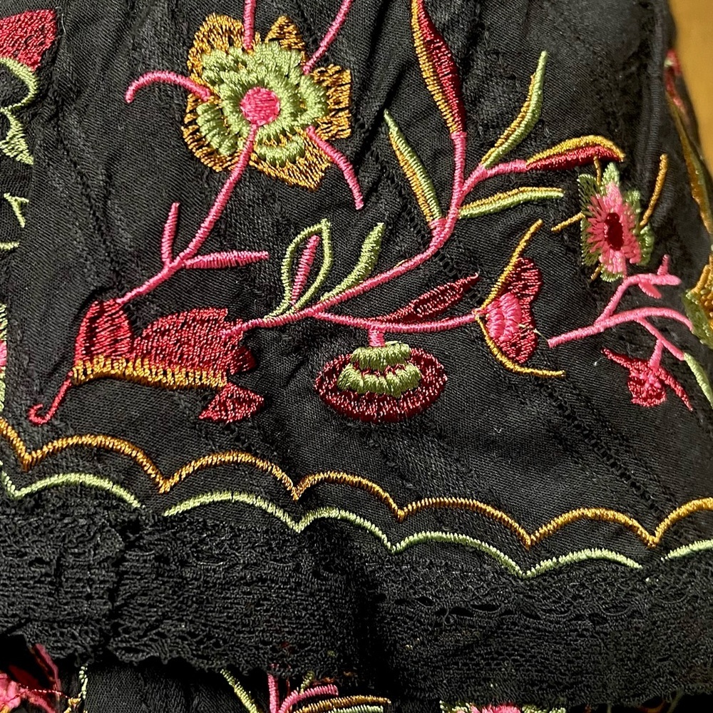 VICI Medium Black Trail Of Flowers Tiered Embroidered Lace Mini Skirt - Picture 3 of 8